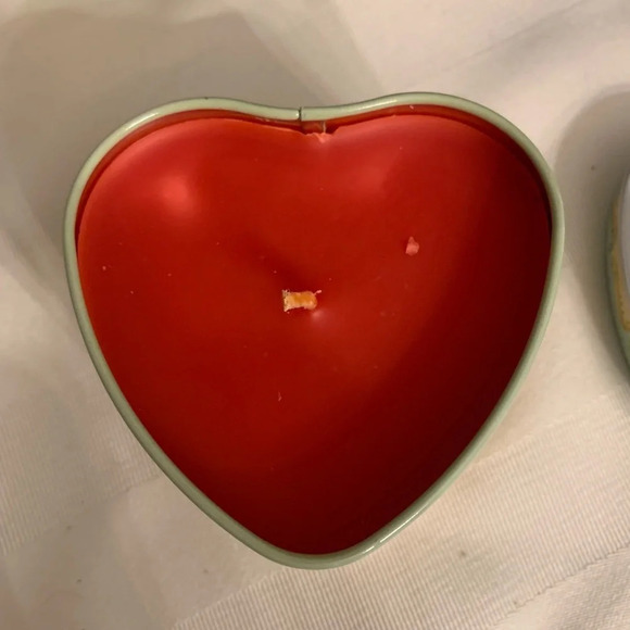 Brighton Love’s Light Candle in metal rose printed tin - Picture 2 of 7